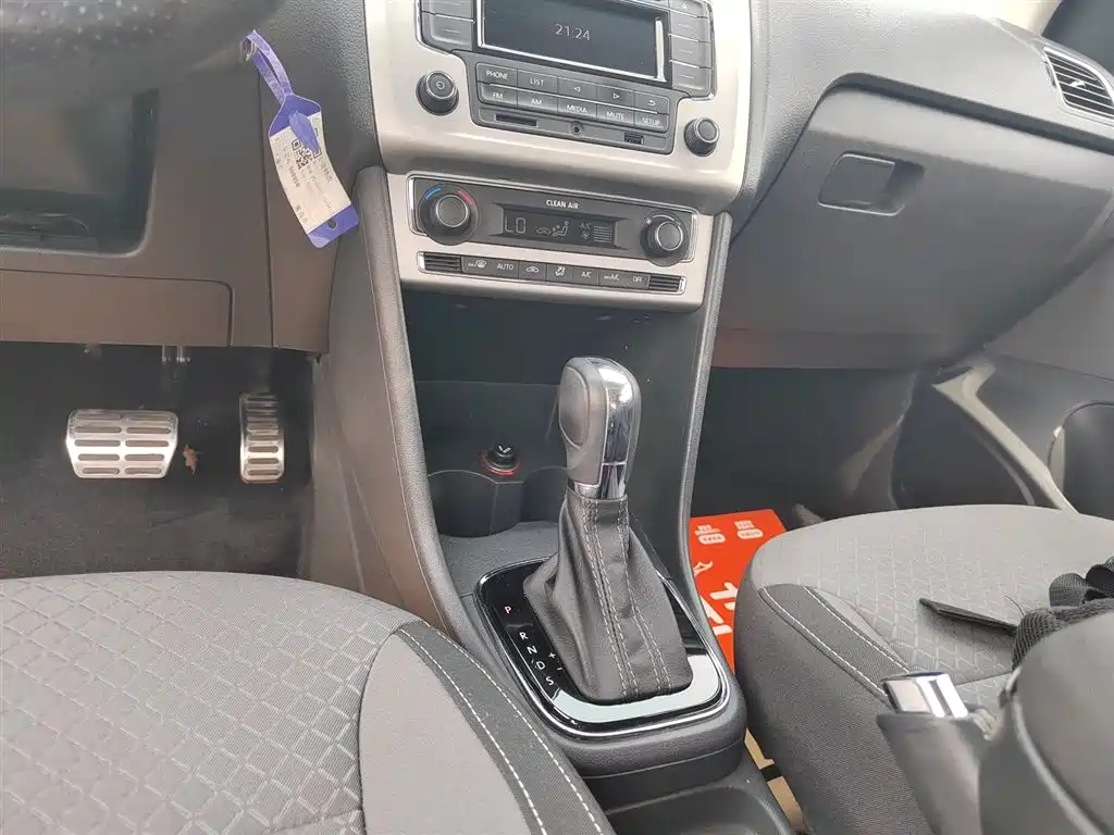 Volkswagen Polo 2016 1.6L Cross Polo Automatic фото 14