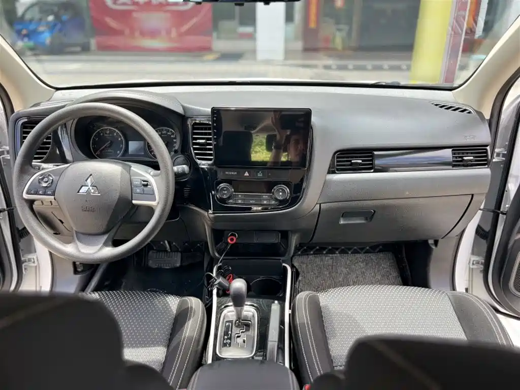 MITSUBISHI OUTLANDER