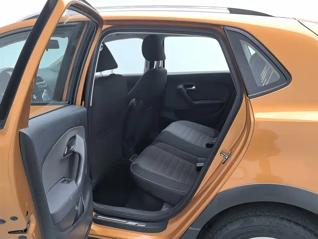 Volkswagen Polo 2014 1.6L Cross Polo Automatic фото 15