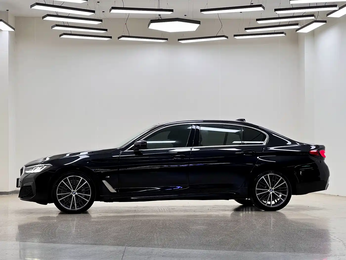 BMW 5 Series 2022 Facelift 530Li Leading M Sport Package фото 4