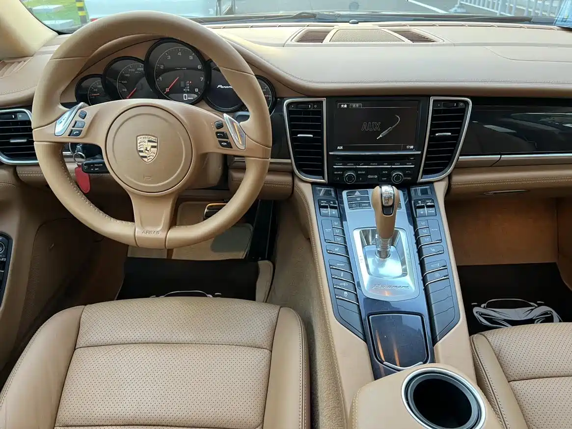 Porsche Panamera 2013 Panamera 4 Platinum Edition 3.6L фото 4