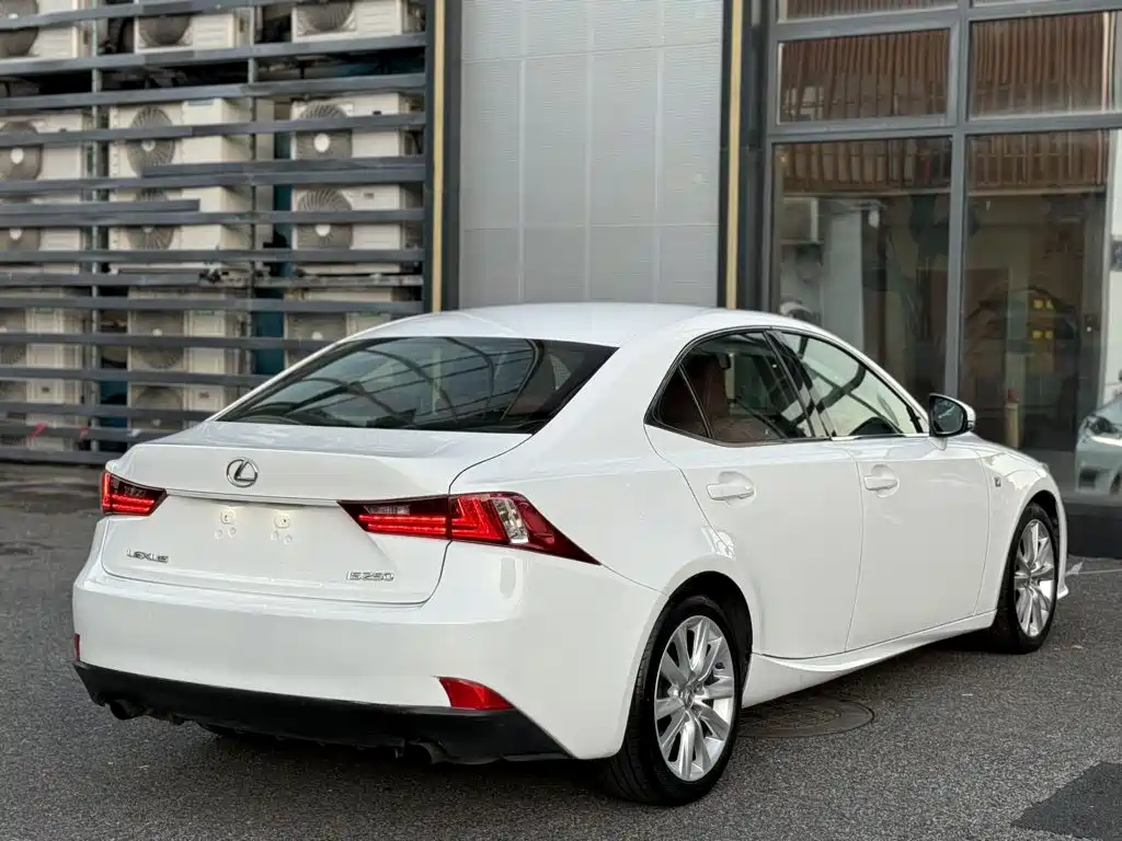 Фото 9 - Lexus IS