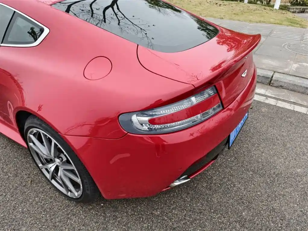 ASTON MARTIN V8 VANTAGE