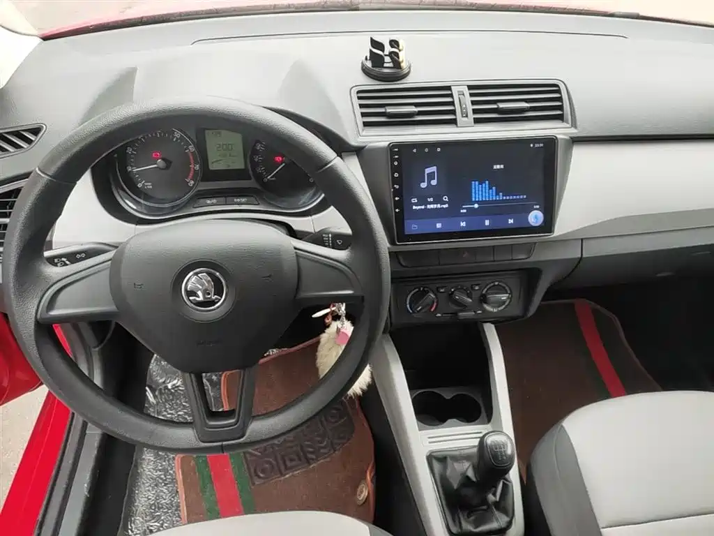 Škoda Fabia 2015 1.4L Manual Advance Edition фото 10