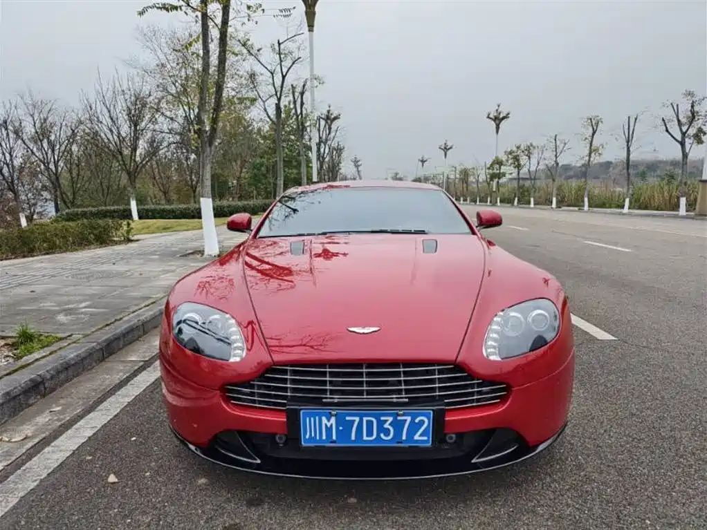 ASTON MARTIN V8 VANTAGE