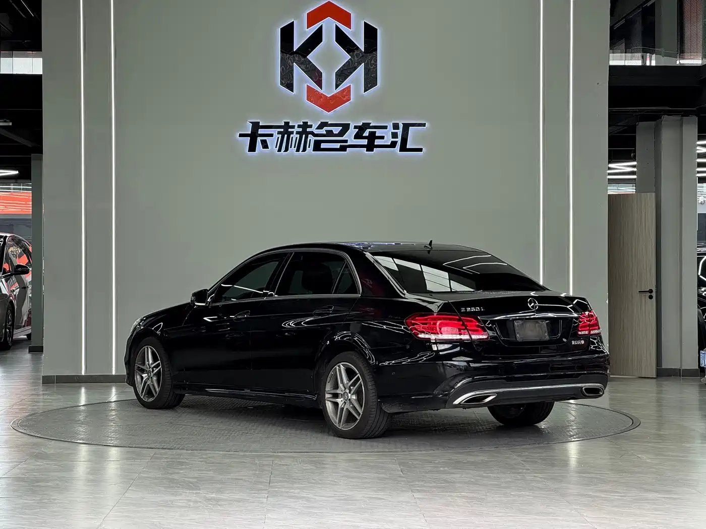 Фото 4 - Mercedes-Benz E-Class