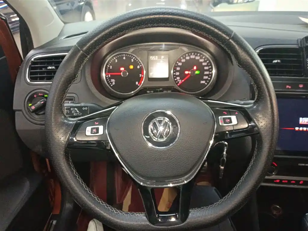 Volkswagen Polo 2016 1.6L Cross Polo Automatic фото 3