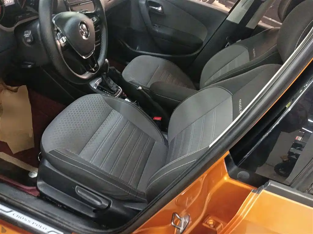 Volkswagen Polo 2016 1.6L Cross Polo Automatic фото 7