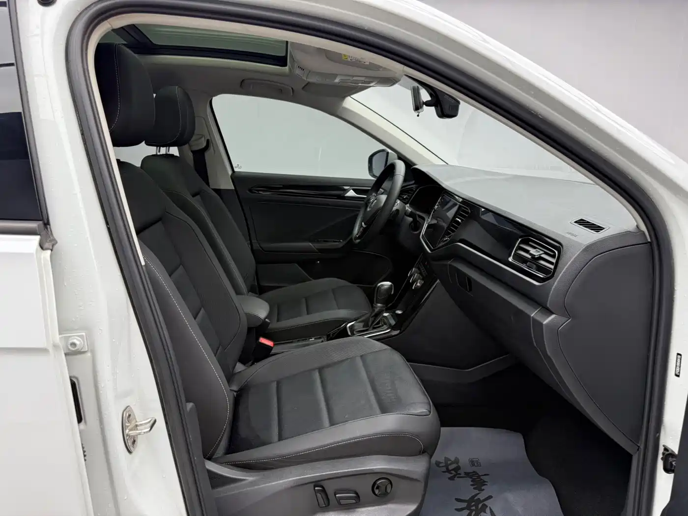 VOLKSWAGEN T ROC EXPLORING SONGS