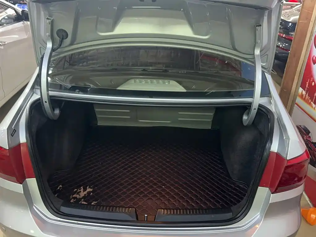 Volkswagen Santana 2013 1.6L Automatic Comfort Edition фото 4