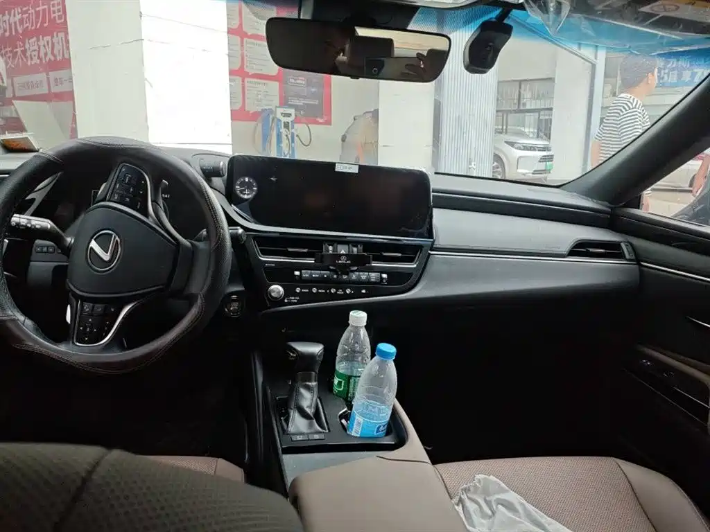 Lexus ES 2022 200 Excellence Edition фото 4