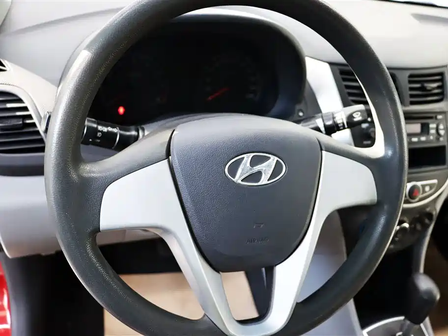 Hyundai Verna 2010 Sedan 1.4L Automatic Comfort GS фото 13