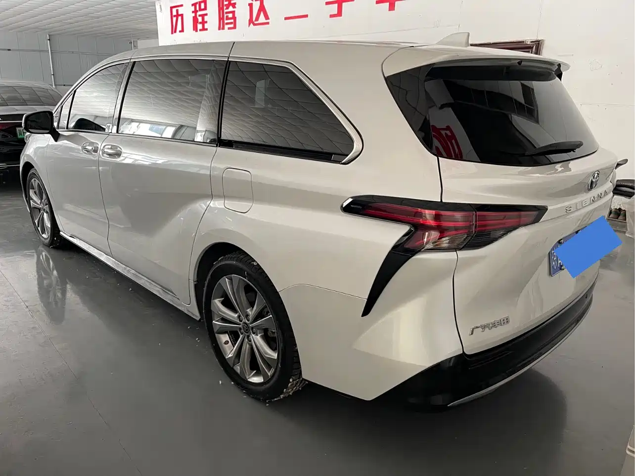 Toyota Sienna 2023 2.5L Hybrid Premium Edition фото 5
