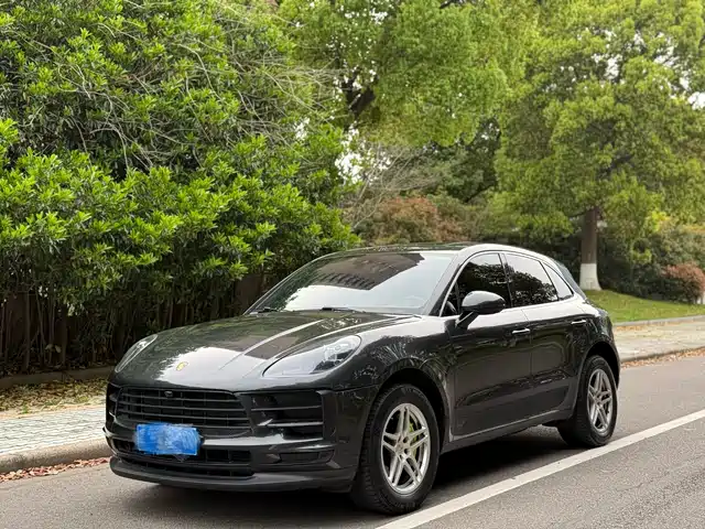 PORSCHE MACAN
