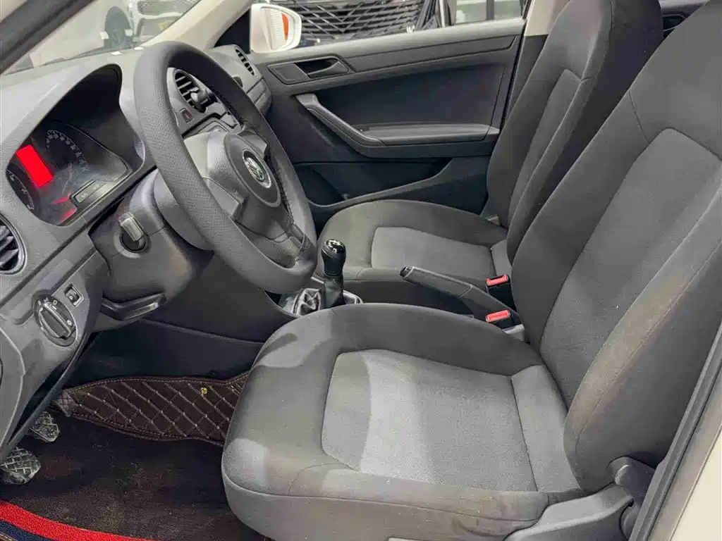 Volkswagen Jetta 2015 1.6L Manual Trend фото 7
