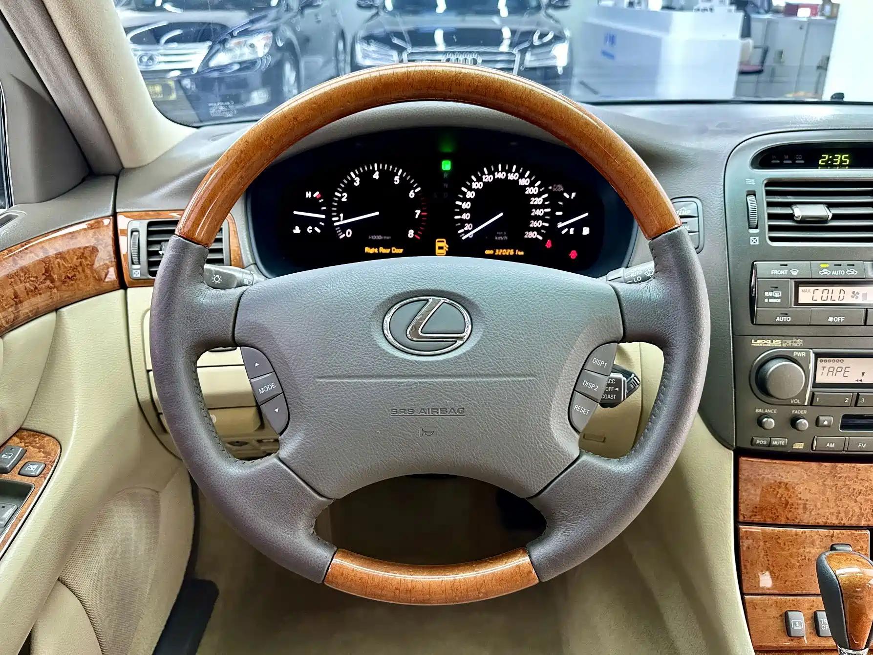 Фото 13 - Lexus LS