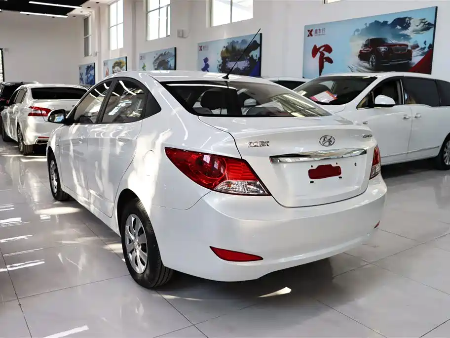 Hyundai Verna 2010 Sedan 1.4L Automatic Comfort GS фото 8