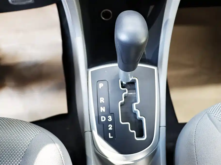 Hyundai Verna 2010 Sedan 1.4L Automatic Comfort GS фото 6