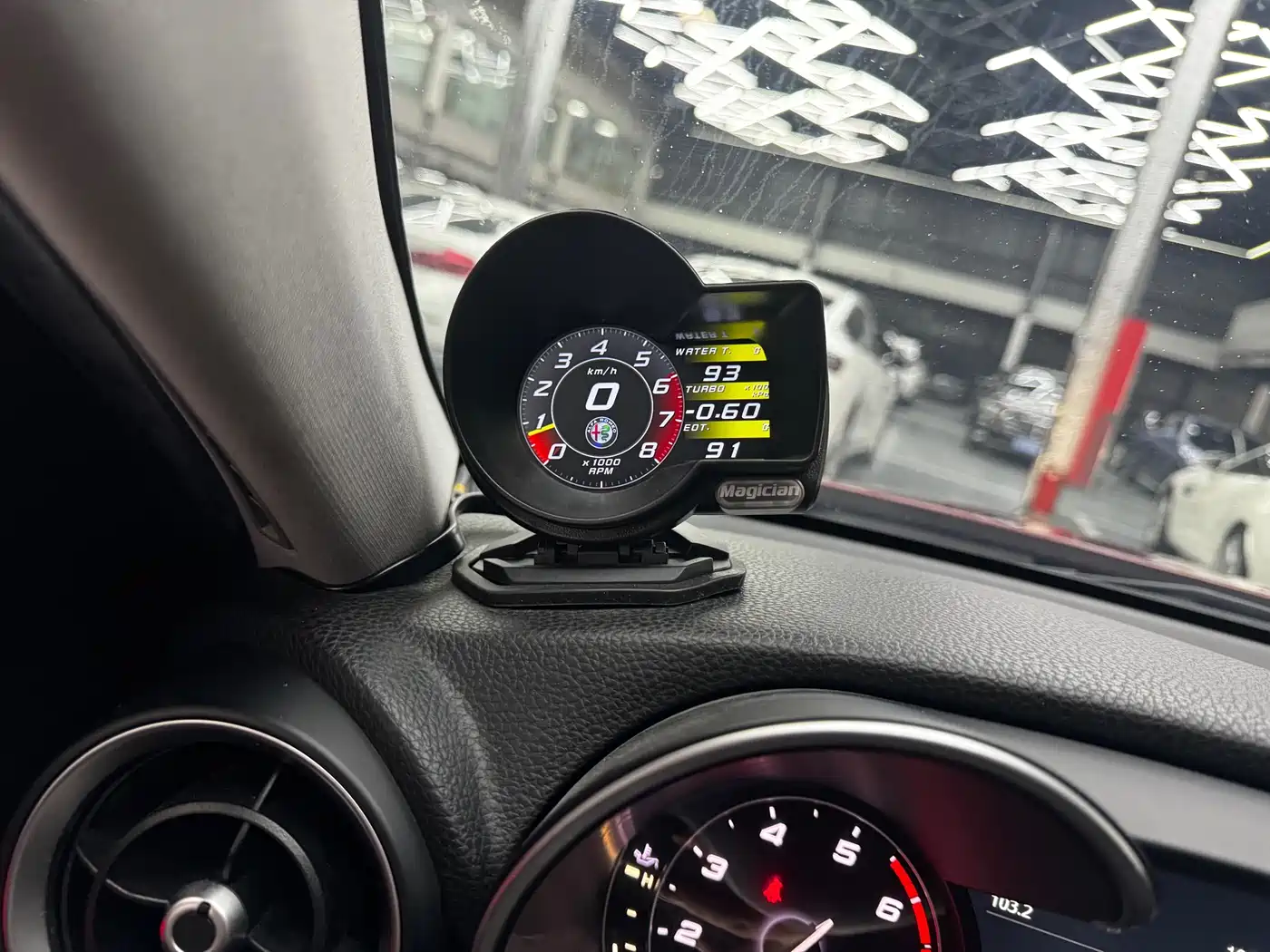 Alfa Romeo Giulia 2017 2.0T 280HP Luxury Edition фото 14