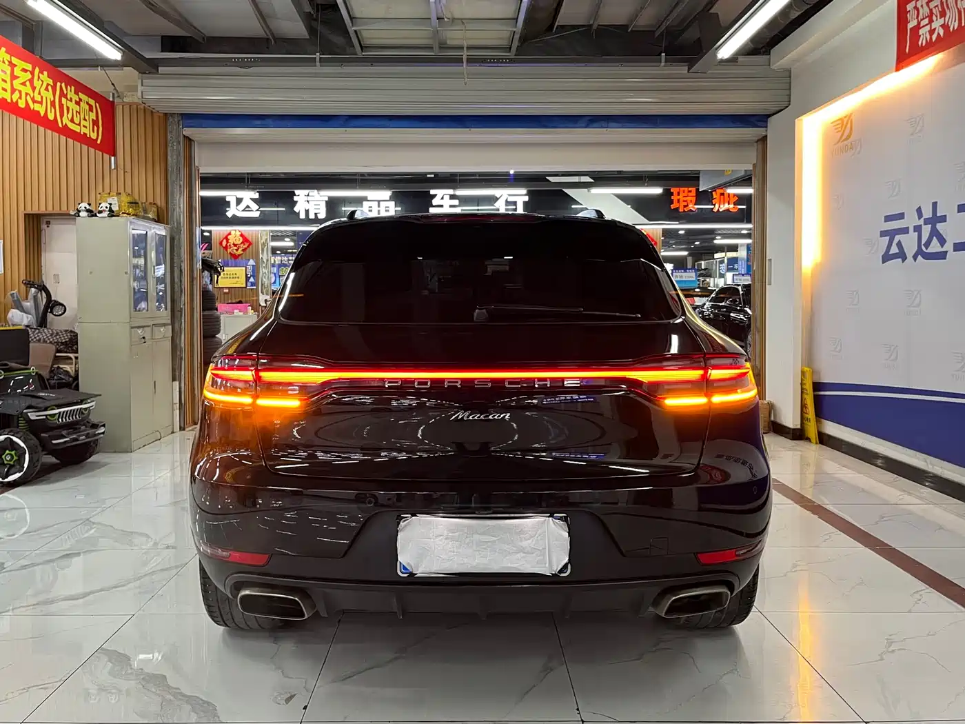 PORSCHE MACAN