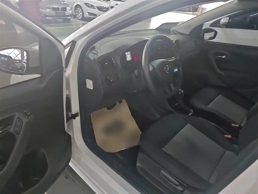 Volkswagen Polo 2016 1.4L Automatic Trend фото 12