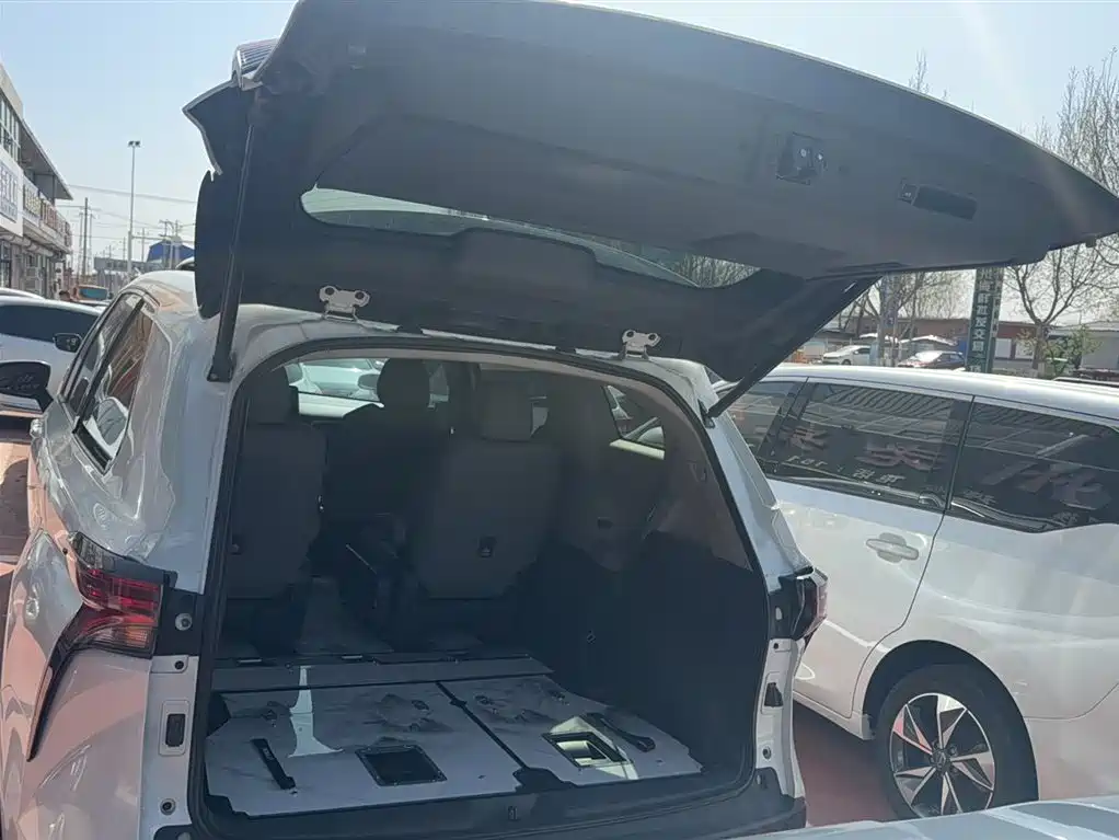 Toyota Granvia 2023 2.5L Hybrid Comfort Edition фото 13