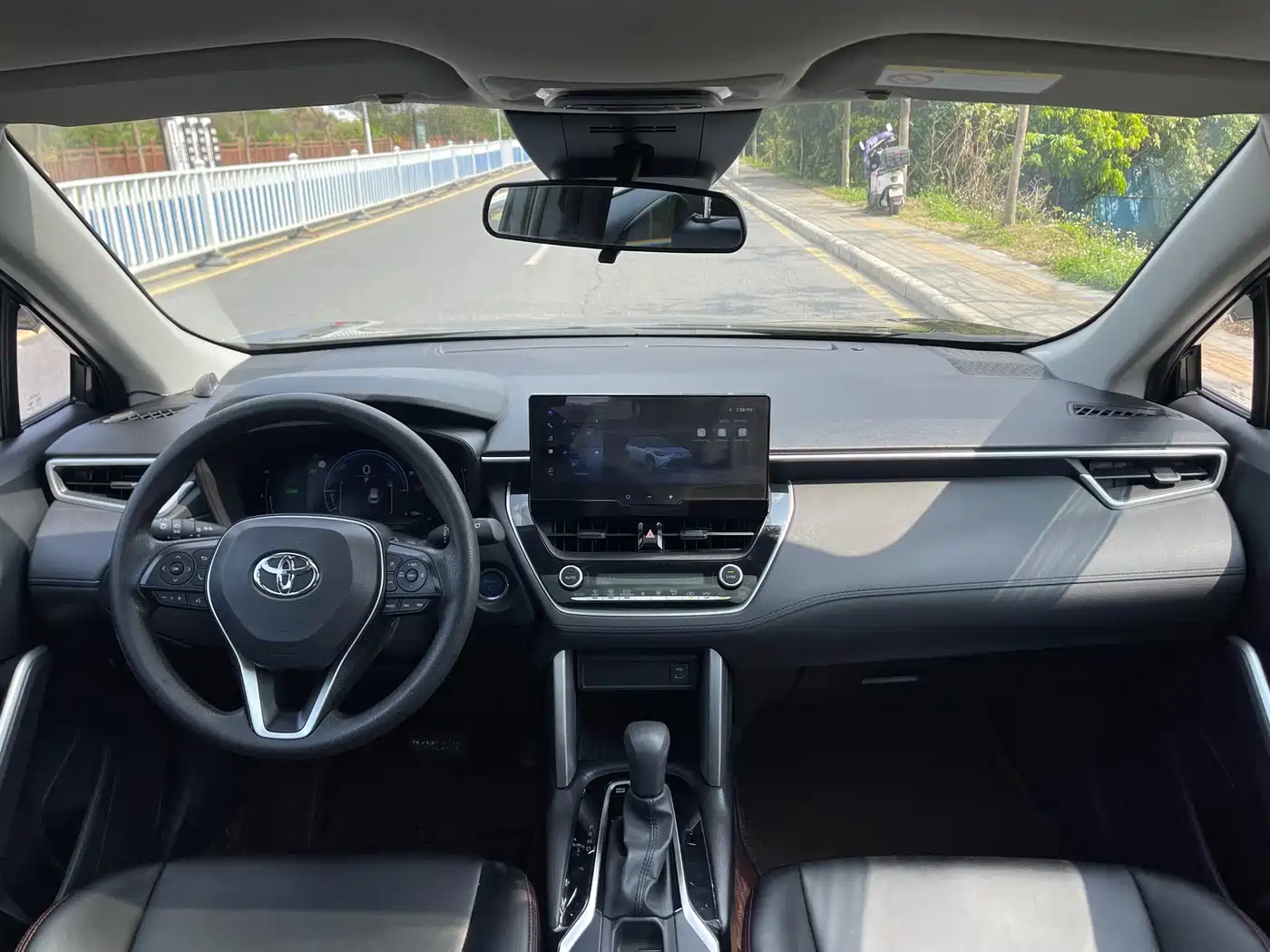 Toyota Frontlander 2024 2.0L Smart Hybrid Dual Engine Leading Edition фото 17