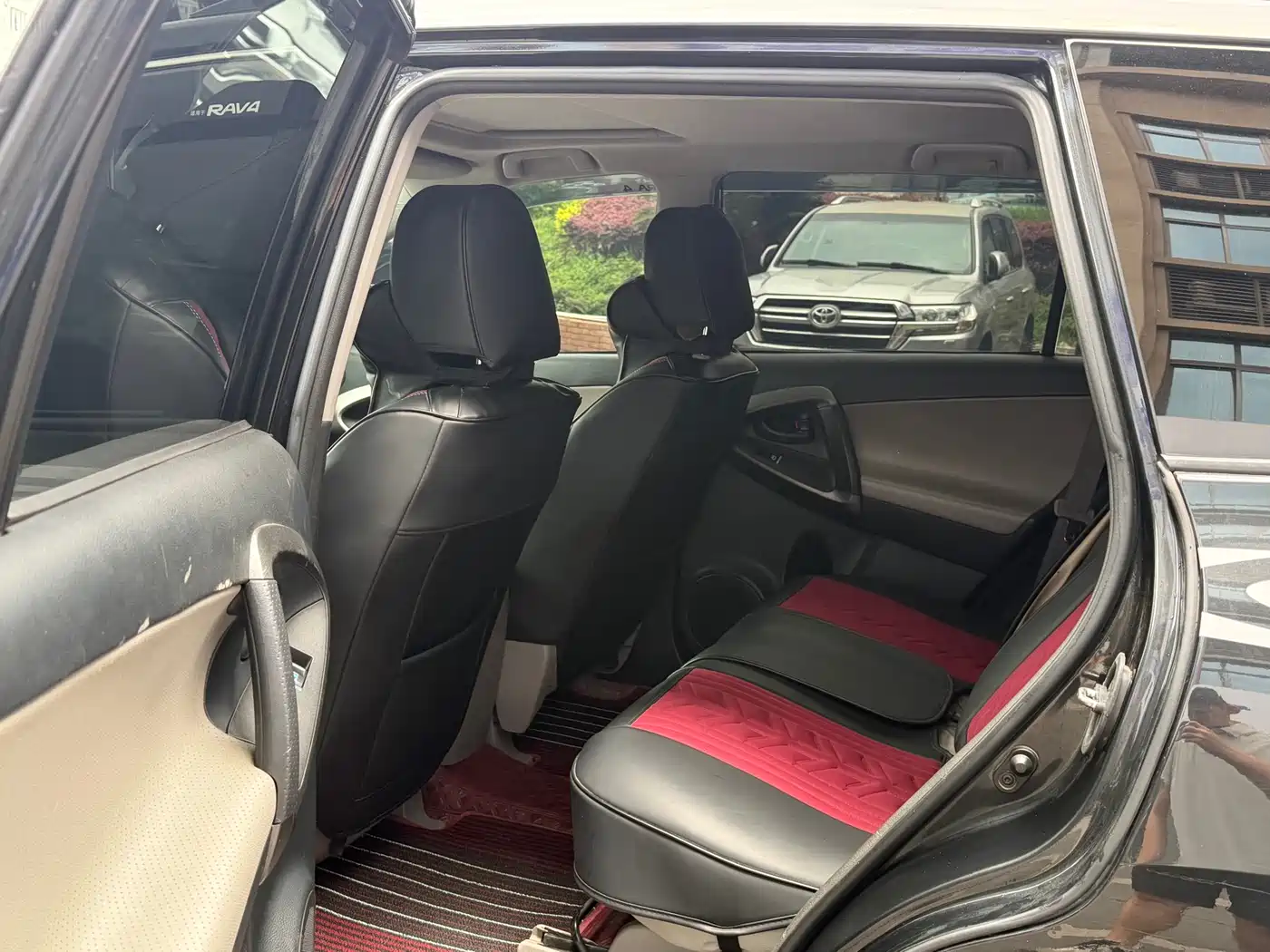 Toyota RAV4 Rongfang 2011 2.0L Automatic Luxury Edition фото 6
