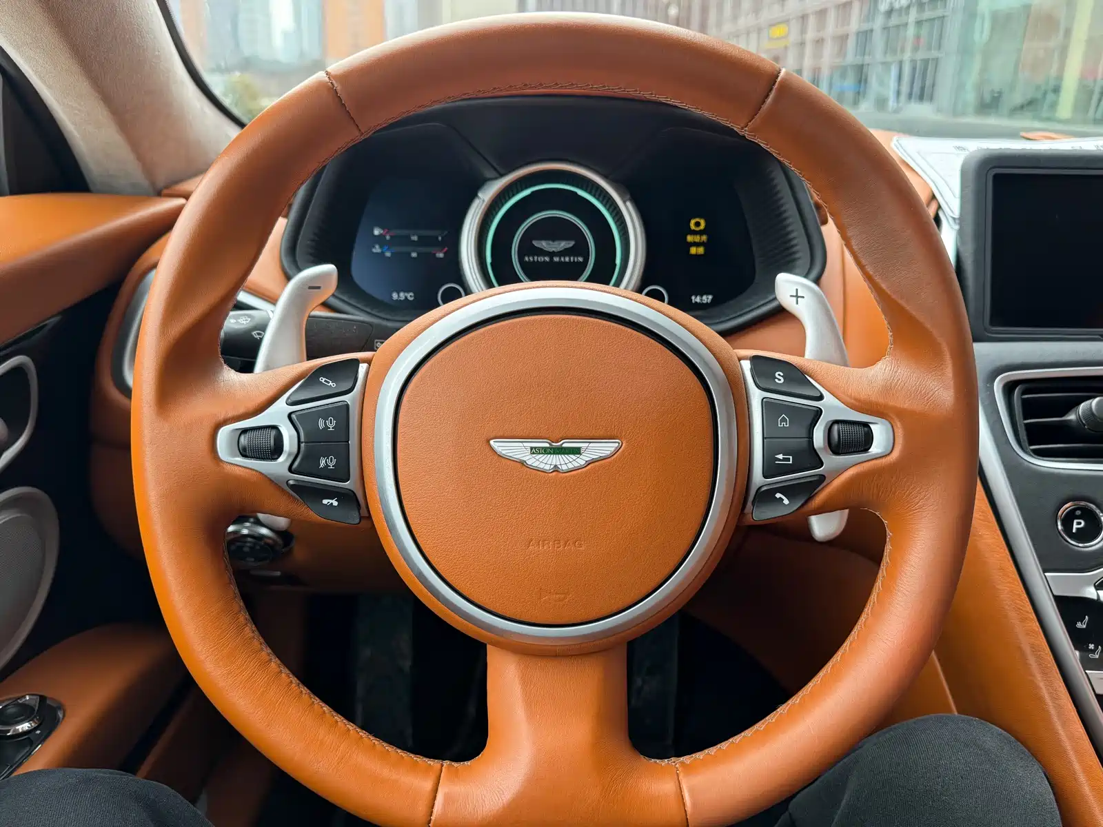 Фото 7 - Aston Martin DB11