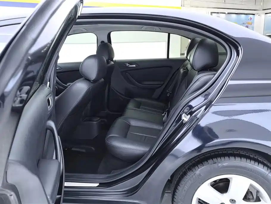 Volkswagen Lavida 2011 1.6L Manual Elegance Edition фото 11