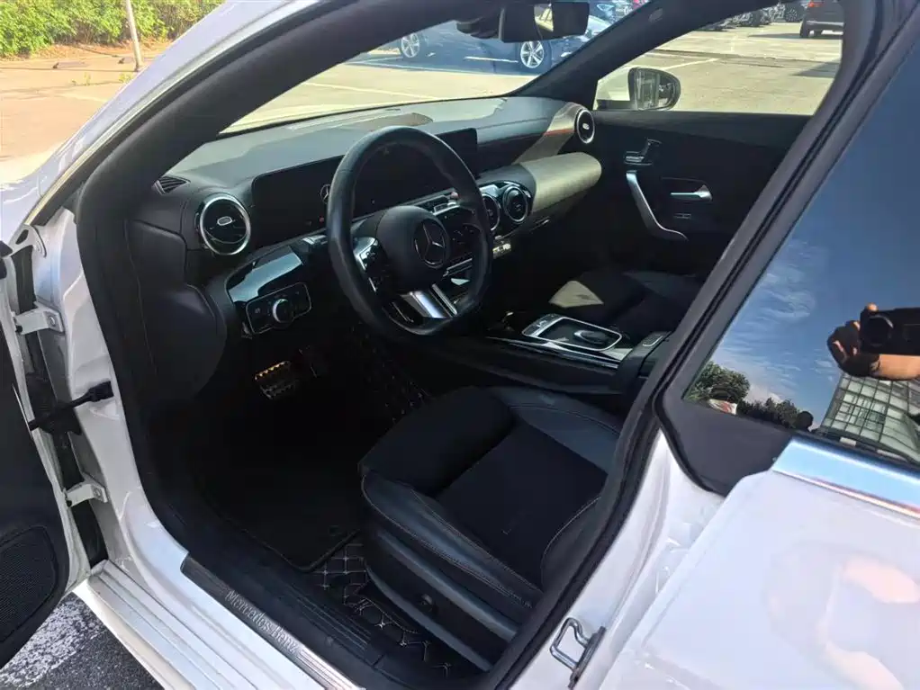 Mercedes-Benz CLA (Import) 2024 CLA 200 фото 9