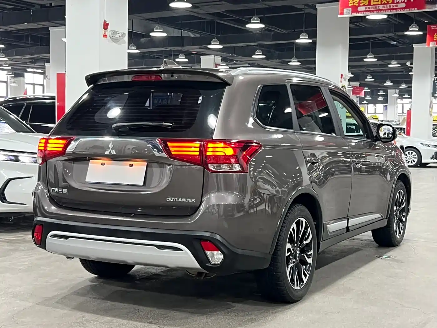 Mitsubishi Outlander 2020 2.0L 2WD Premium 5-seater фото 5