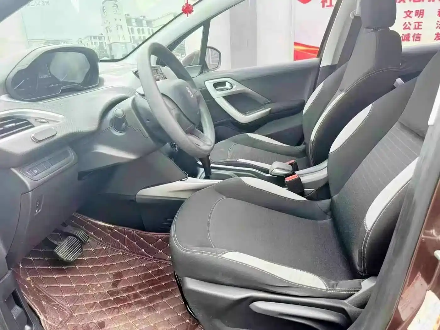Peugeot 2008 2014 1.6L Automatic Trend Edition фото 4