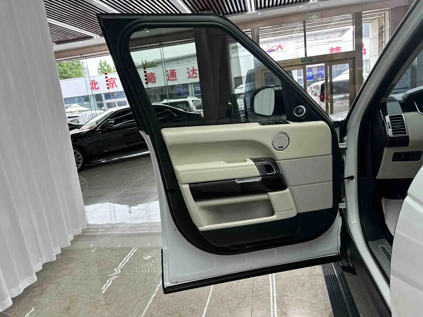 Land Rover Range Rover 2014 3.0 SC V6 Vogue SE Genesis Extended Edition фото 17