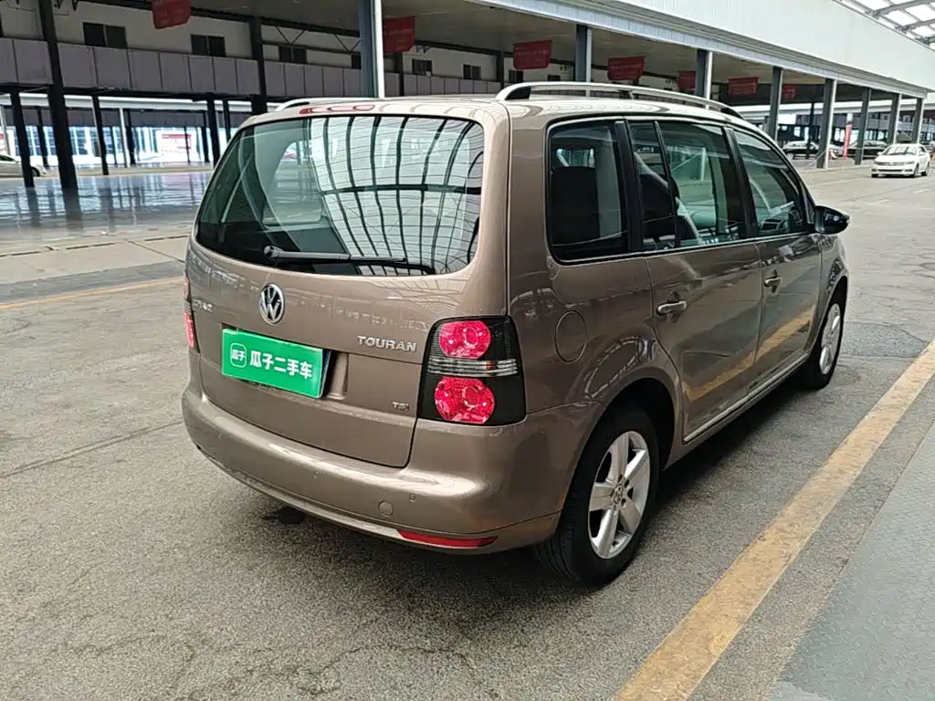 Photo 7 - Volkswagen Touran
