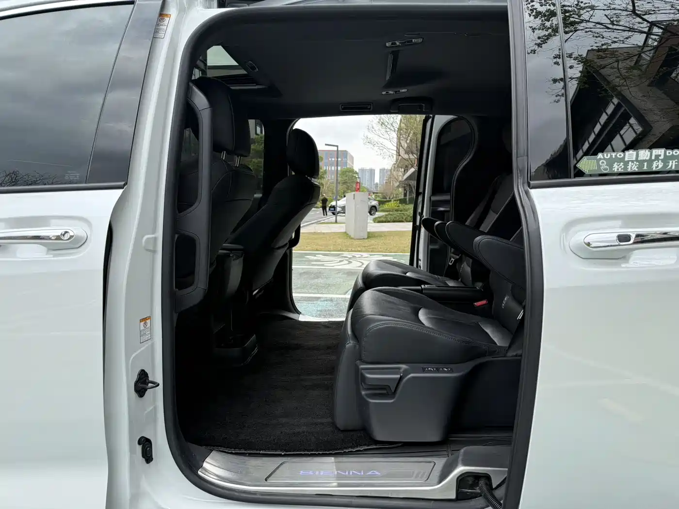 Toyota Sienna 2021 2.5L Hybrid Premium Edition фото 10