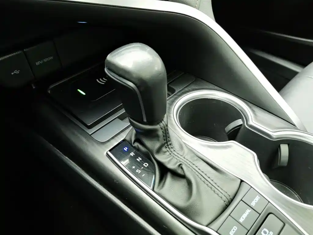 Toyota Camry 2021 2.5G Luxury Edition фото 13