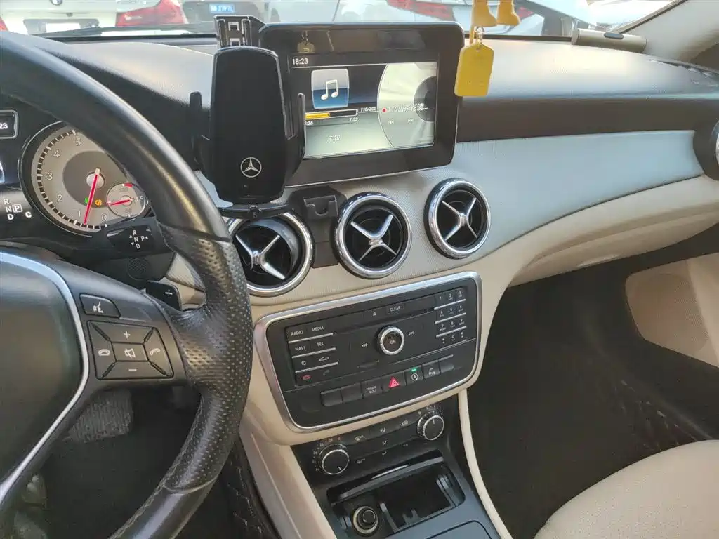 Mercedes-Benz GLA 2016 GLA 200 Dynamic фото 9