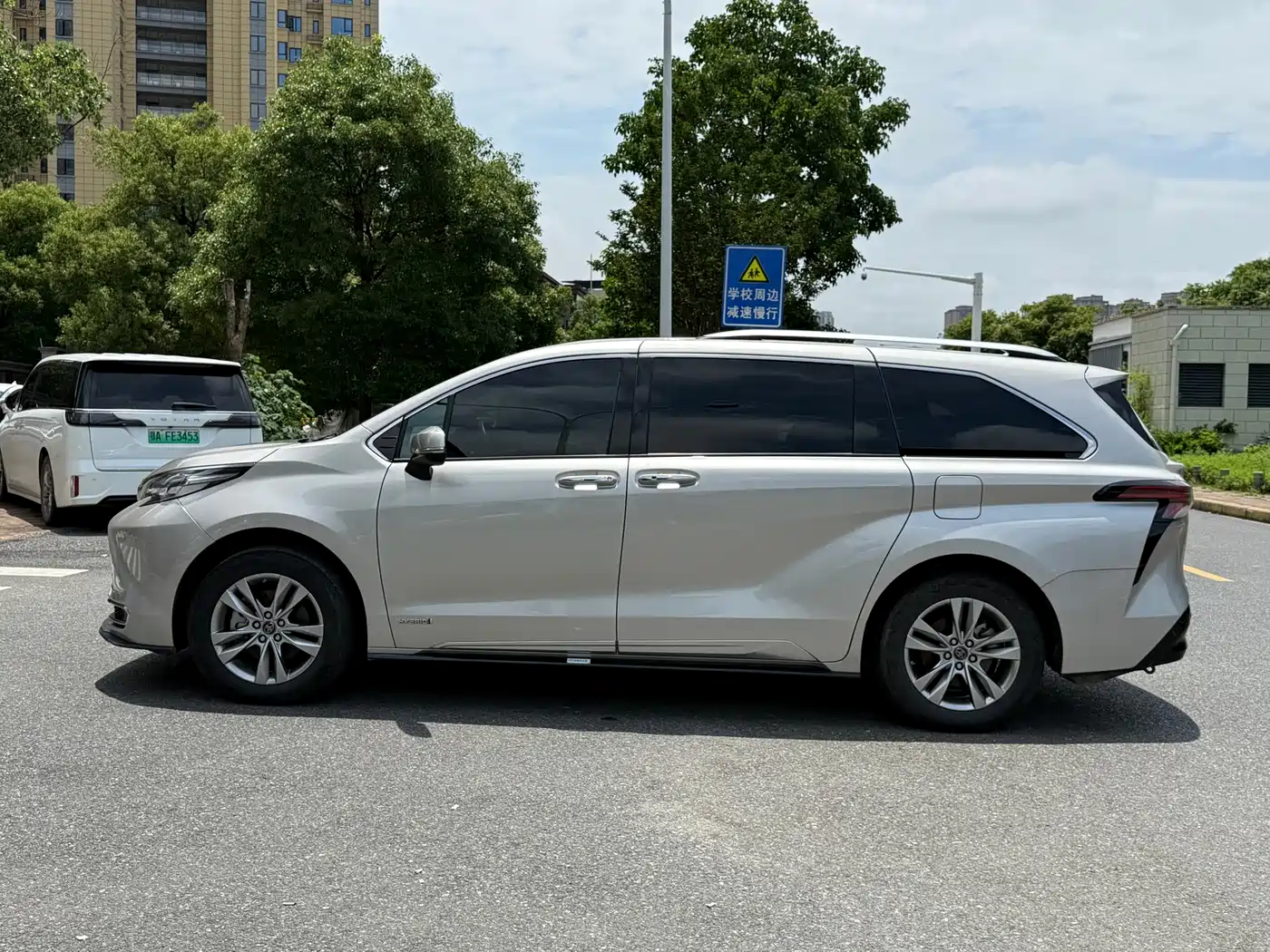 Toyota Sienna 2021 2.5L Hybrid Platinum Edition фото 5