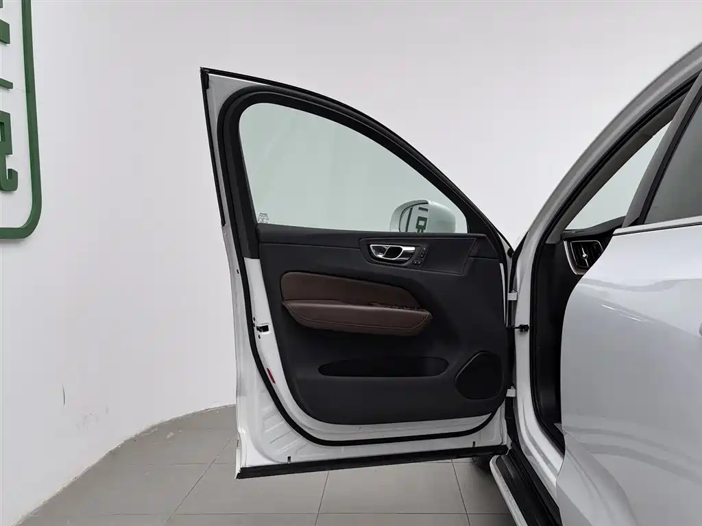Volvo XC60 2020 T5 4WD Intelligent Comfort Luxury Edition фото 8