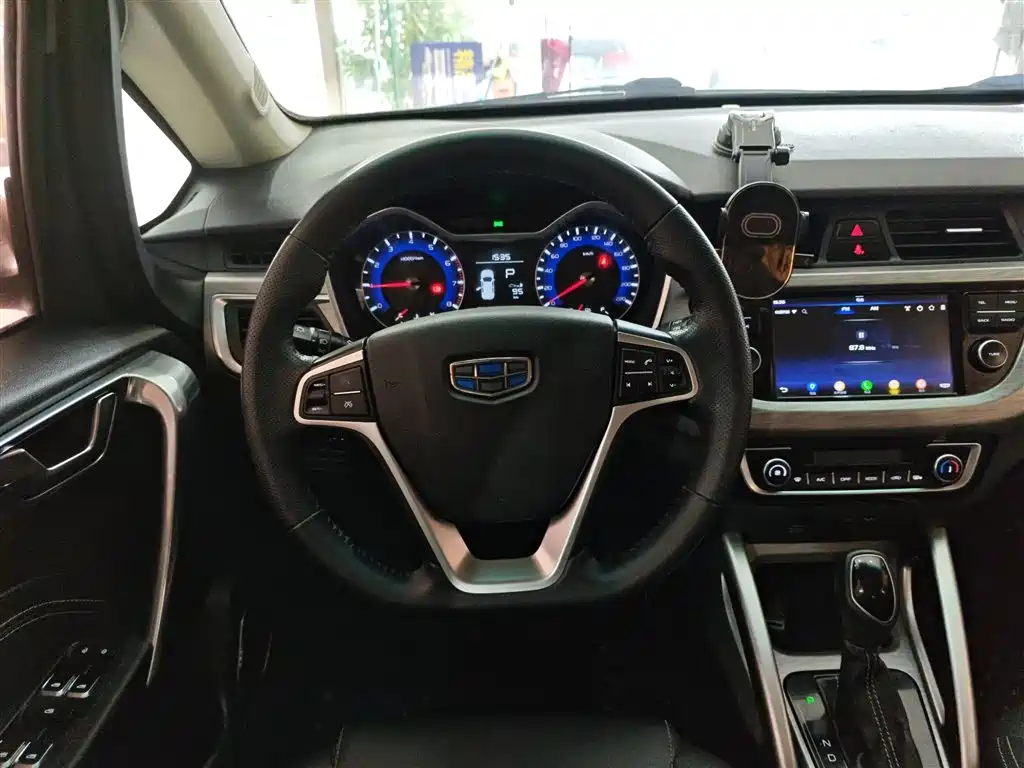 Фото 11 - Geely Vision X3