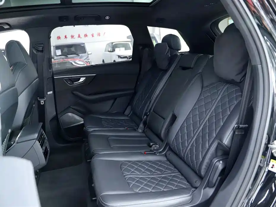 Audi SQ7 2024 4.0 TFSI Dark Knight Edition фото 7