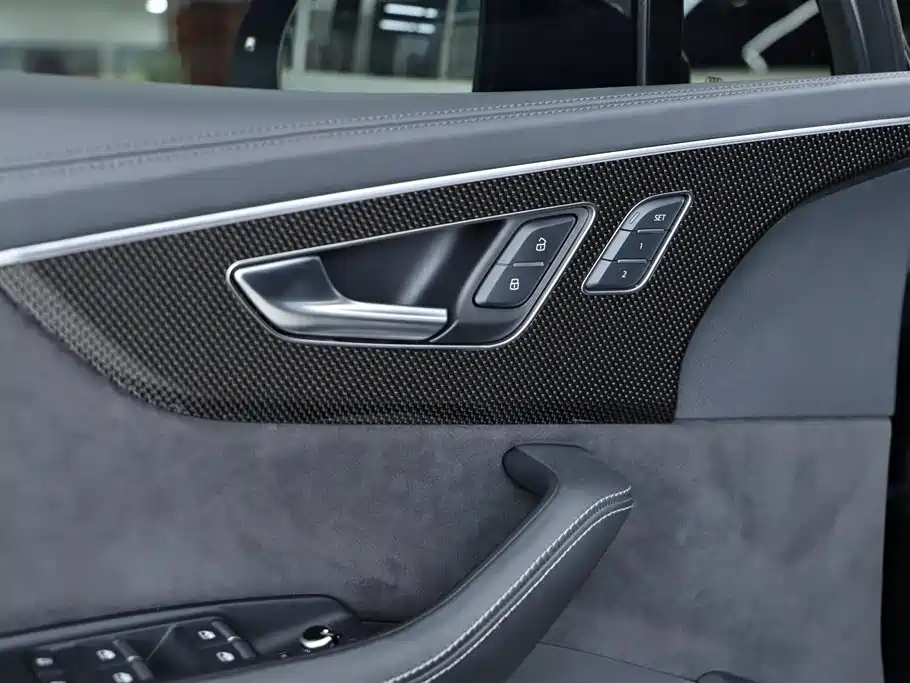Audi SQ7 2024 4.0 TFSI Dark Knight Edition фото 19
