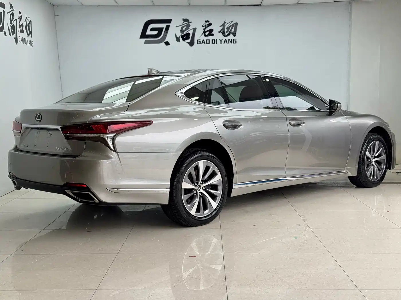 Фото 24 - Lexus LS