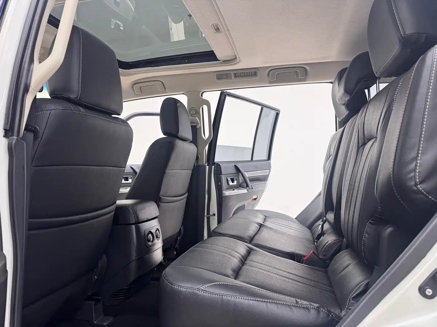 Mitsubishi Pajero (Import) 2018 3.0L Automatic Comfort Version фото 9
