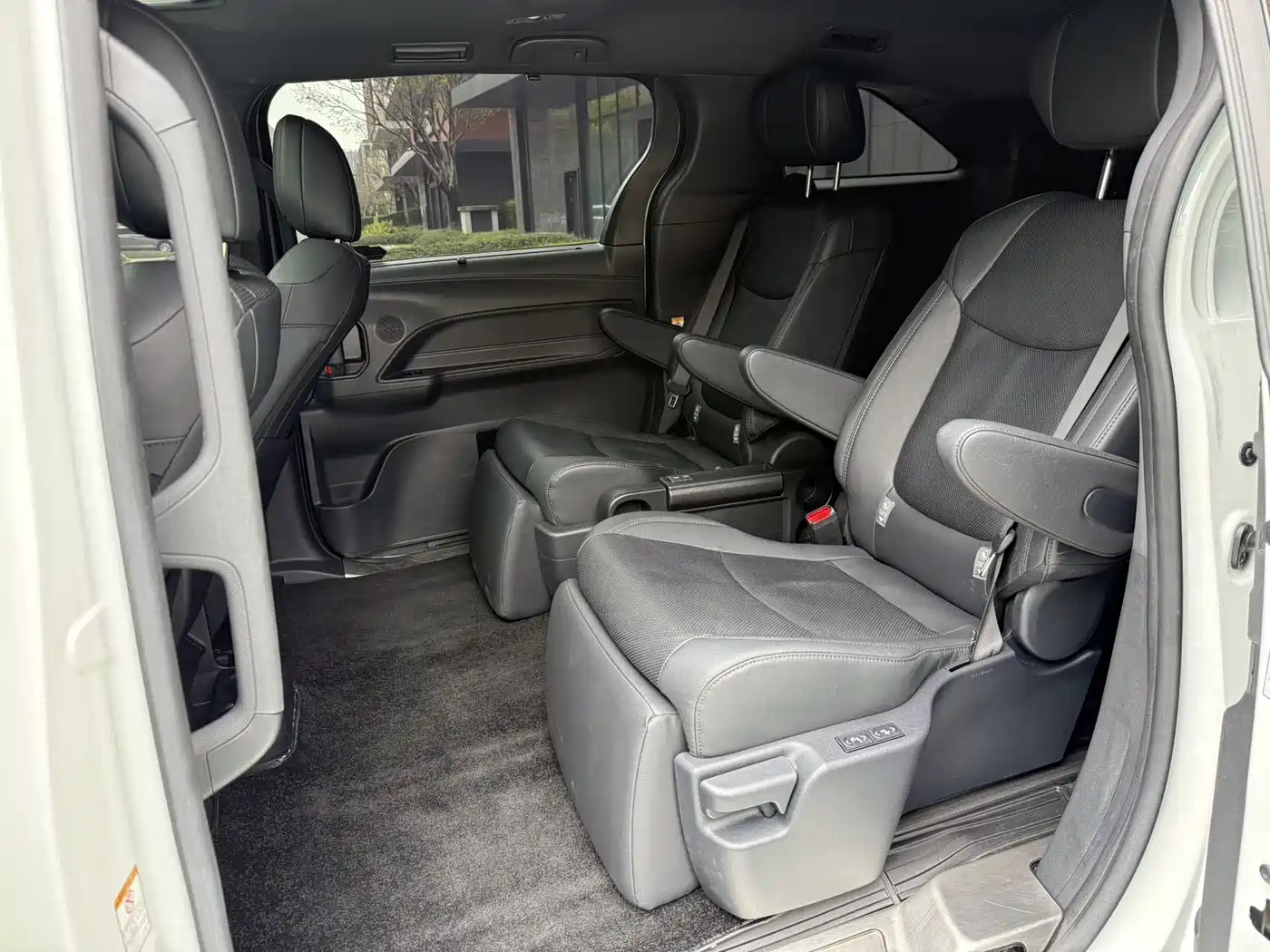 Toyota Sienna 2021 2.5L Hybrid Premium Edition фото 8