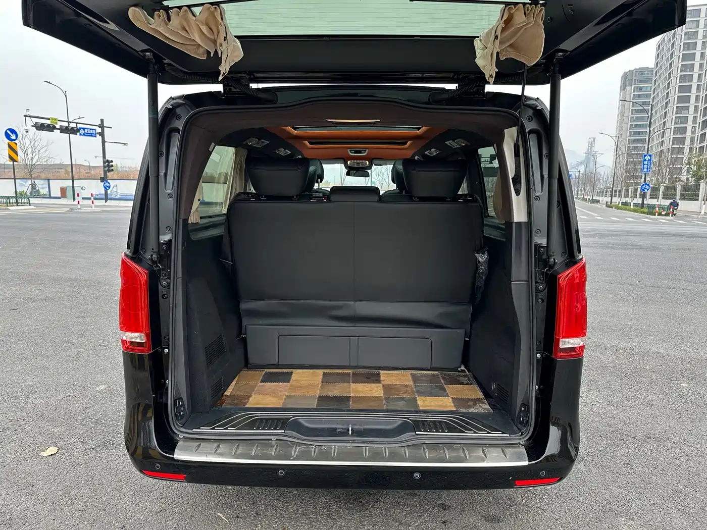 Mercedes-Benz V-Class 2017 Model V 260 L Premium Extended Edition фото 26