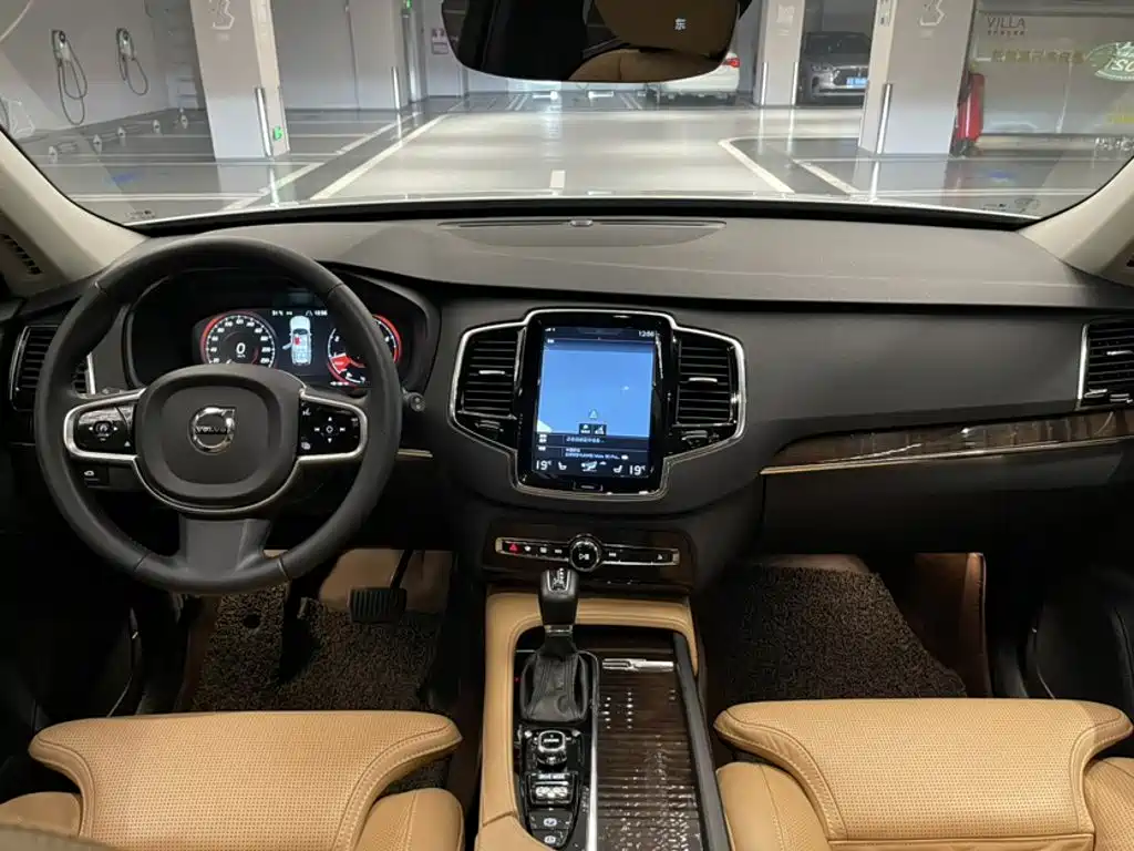 Фото 15 - Volvo XC90