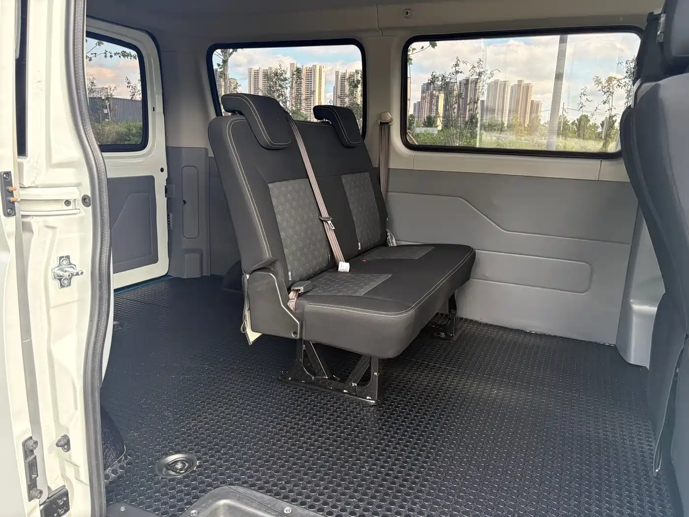 SAIC Maxus Xintu V80 2025 PRO Pride Transport 2.0T Manual Short Wheelbase Ultra-low Roof 5/6 Seats фото 7