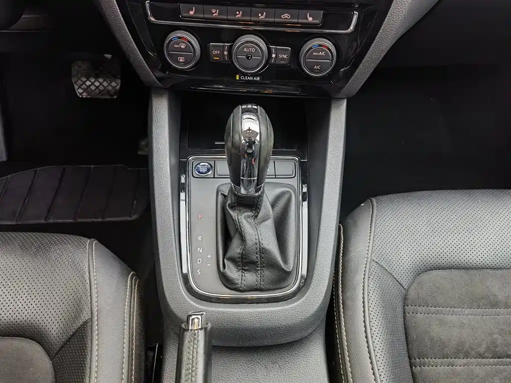 Volkswagen Sagitar 2018 280TSI DSG Luxury фото 13